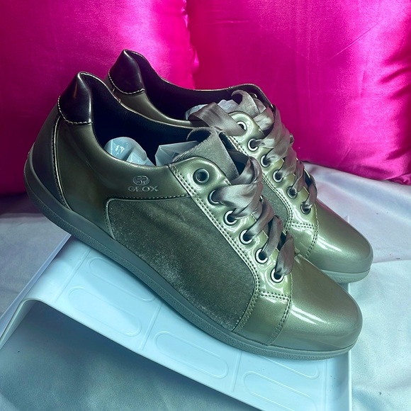 Geox Shoes - (A2) Geox Patent Velvet Lace
Women's Silver Fashion Comfort Sneakers Size 9